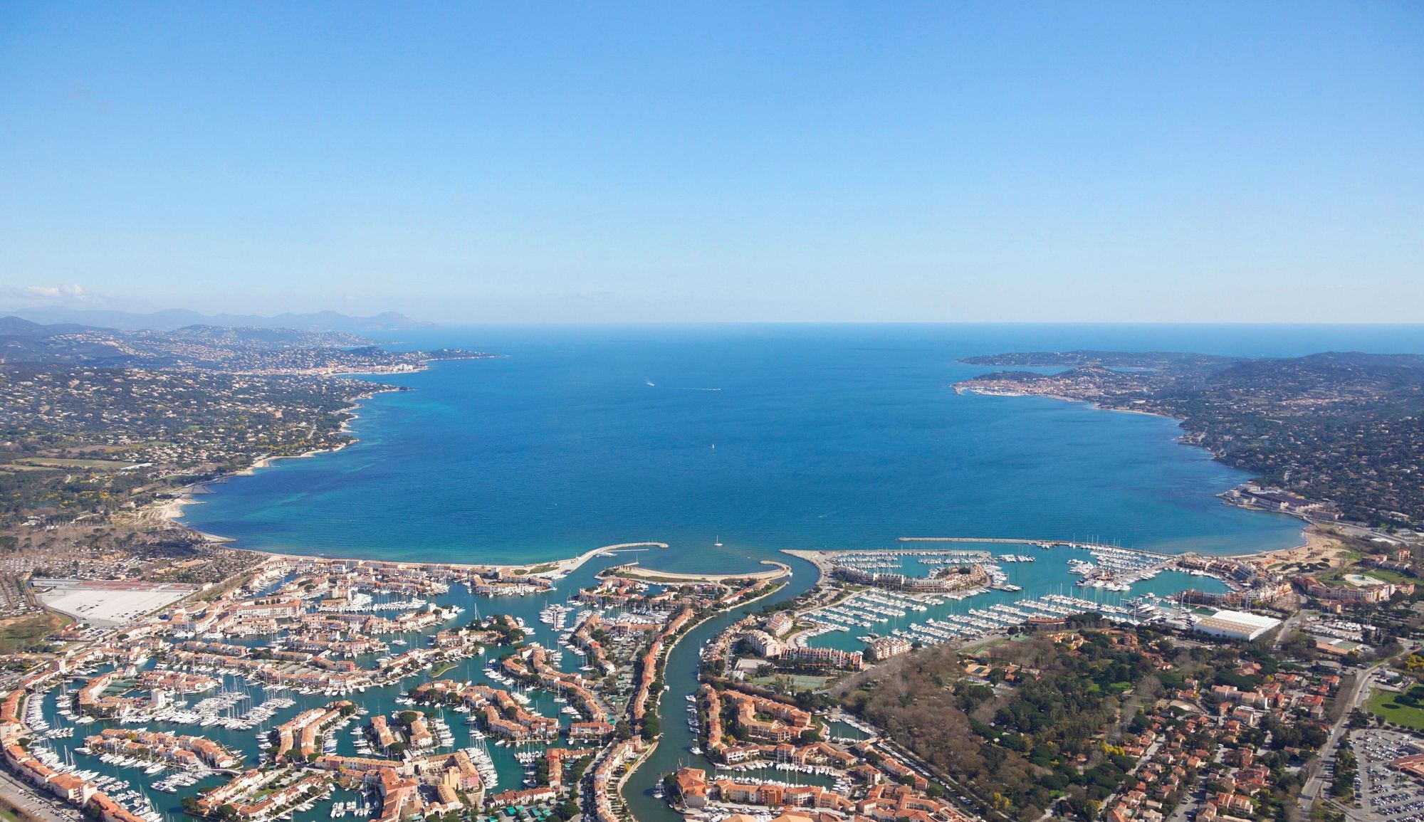 Vue aérienne de Port-Grimaud, ses canaux et le golfe de Saint-Tropez