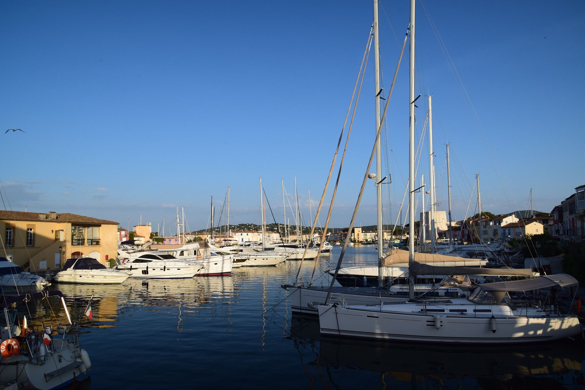 Voiliers amarrés dans le port de Port-Grimaud sous un ciel bleu
